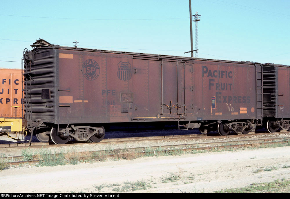 Pacific Fruit Express iced reefer PFE #11615